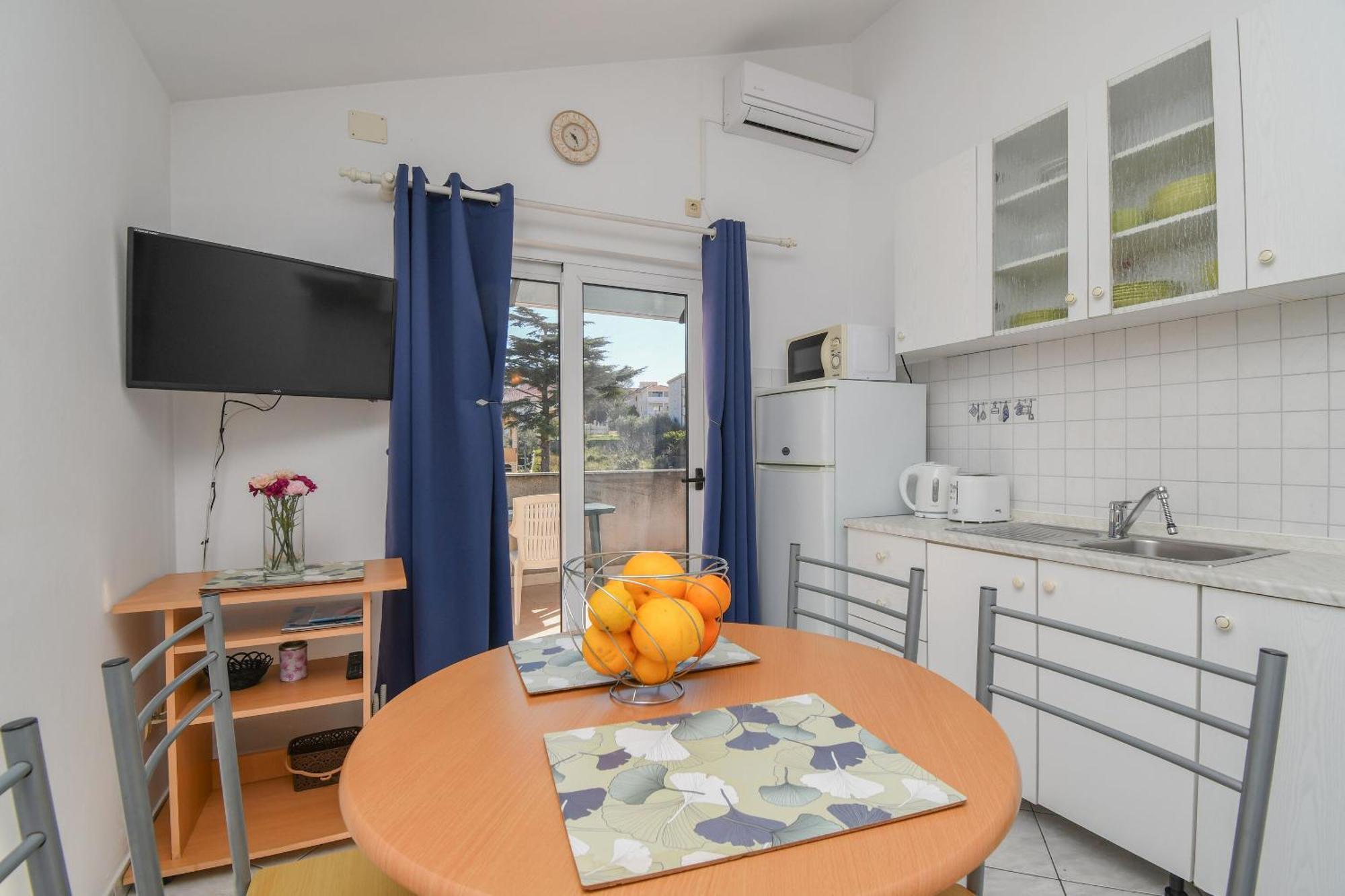 Apartments Biserka - 50 M From Beach โตรกีร์ ภายนอก รูปภาพ