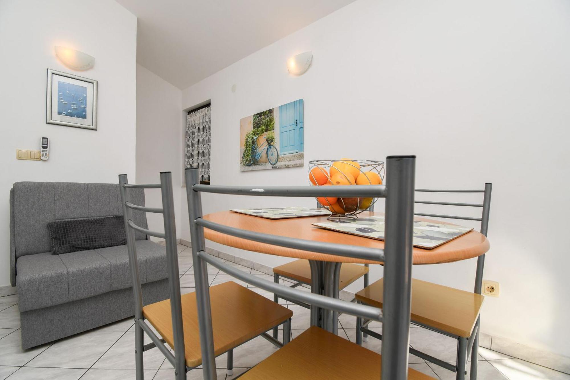 Apartments Biserka - 50 M From Beach โตรกีร์ ภายนอก รูปภาพ